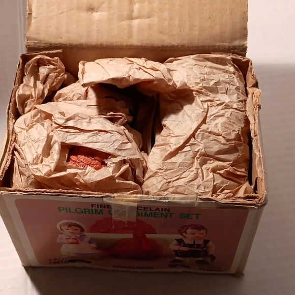 Vintage Pilgrim Condiment Set Napkin Salt & Pepper Shakers Taiwan - Picture 3 of 9